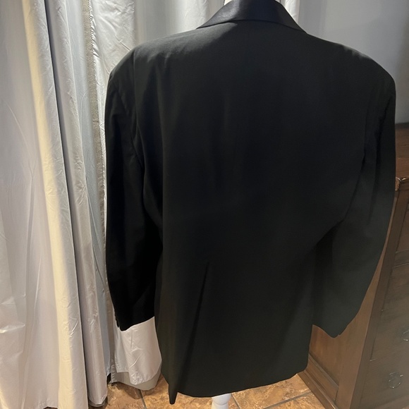 TUXEDO - Picture 2 of 5